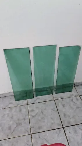 Prateleira de vidro na cor Esverdeado