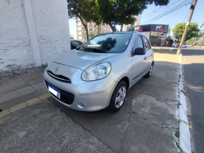 Nissan March 1.0 12V Flex 5P 2013