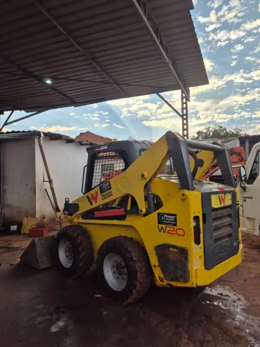 Mini carregadeira wacker neuson (bob cat)
