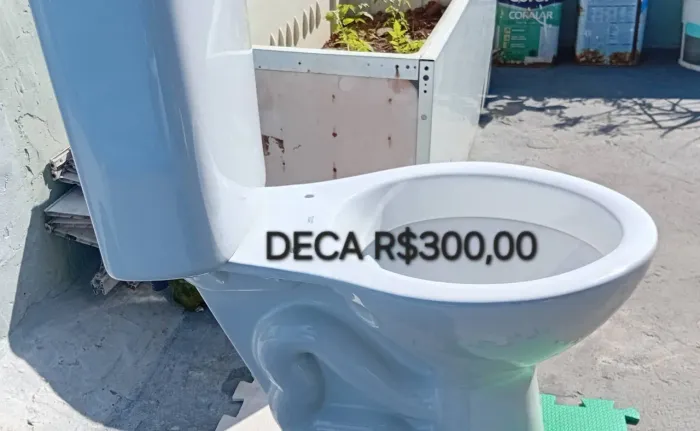 Vaso sanitário DECA com caixa acoplada.