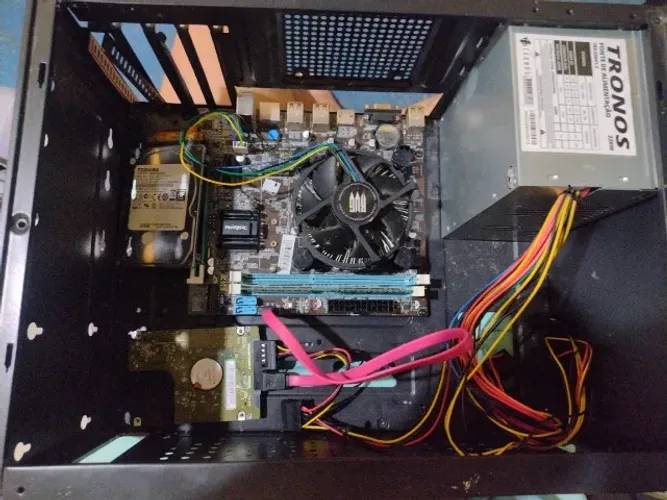 Peças de Pc (alguma dessas não está funcionando, creio que seja a placa mãe.)