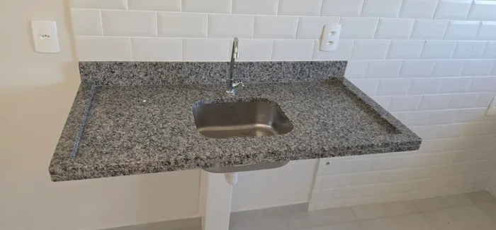 Bancada de Granito 1,20m com Cuba Inox Embutida e Torneira