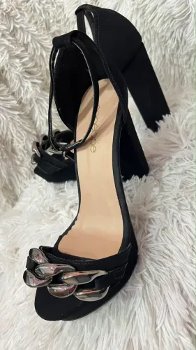 Sapato Preto estiloso e elegante /Sapato Preto com corrente