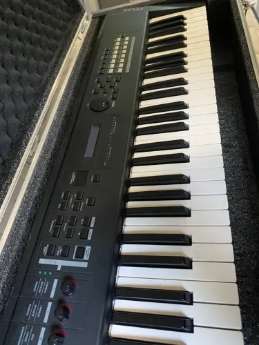 Teclado Yamaha MX61+ Case 2BBox e Acessórios
