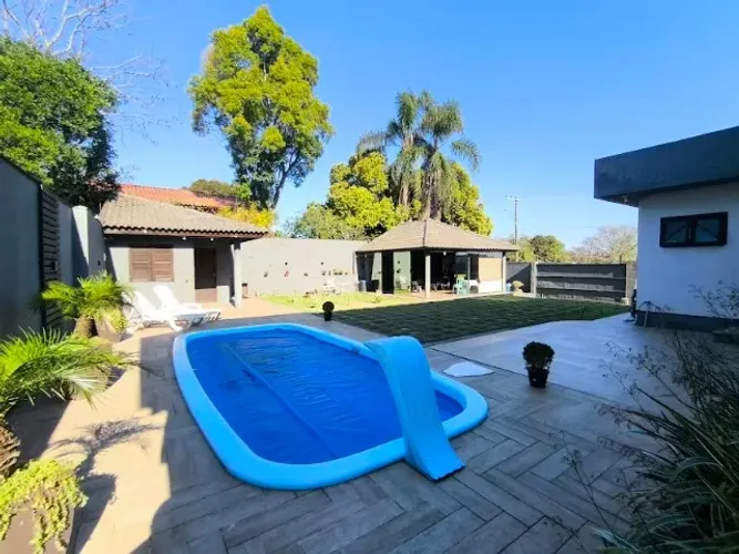 Casa 5 dorm piscina AMPLO terreno espaço gourmet com forno pizza local calmo e seguro içar