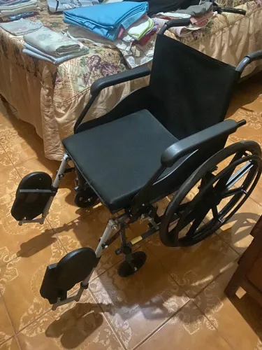 Cadeira de rodas com apoio 