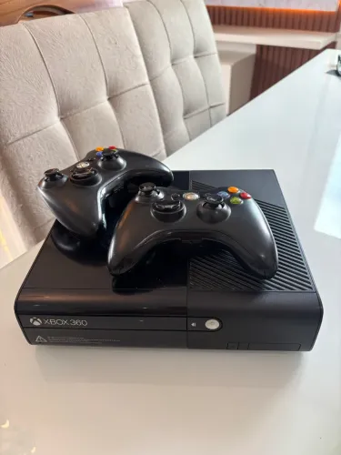 XBOX 360 COM HD EXTERNO DE 500GB E 3 JOGOS ORIGINAIS E 2 CONTROLES ORIGINAIS