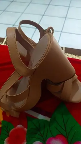 Vendo sandália usada uma única vez