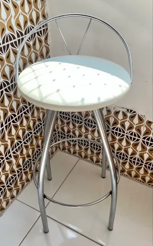 Banqueta Alta Cromada com Encosto - Excelente Estado