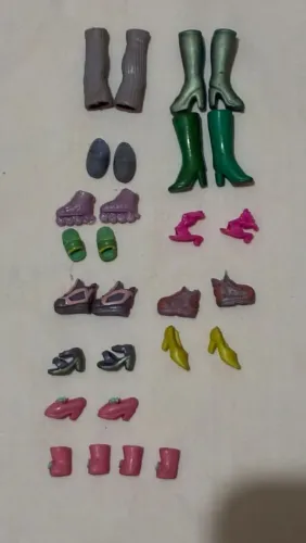 Lote com sapatos e acessórios antigos Polly Pocket ( anos 2000)
