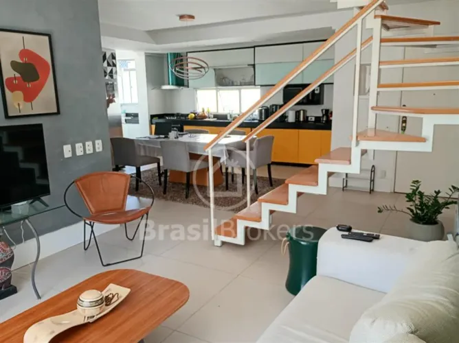 Excelente cobertura duplex, com 3 quartos, no Leme