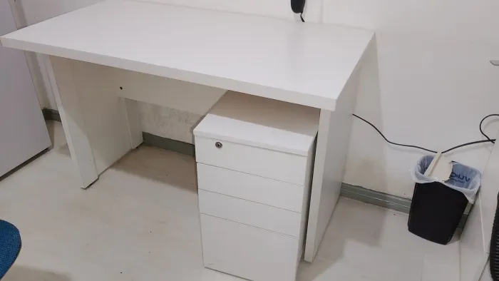 Mesa de escritório muito forte e bonita com gaveteiro móveis