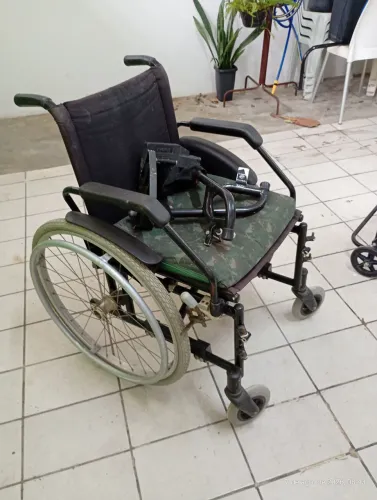Cadeira de roda hospitalar