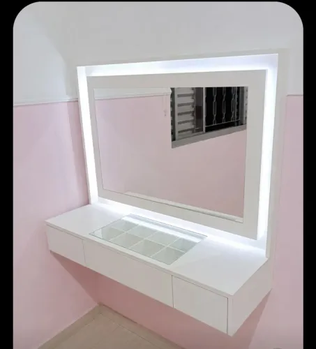 LINDA PENTEADEIRA COM LED