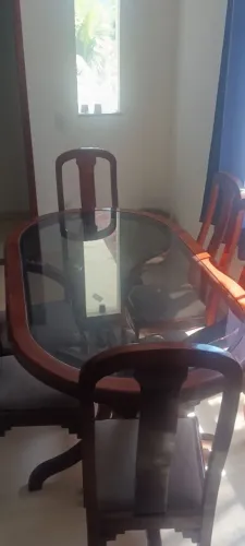 Vende-se mesa de madeira com 6 cadeiras