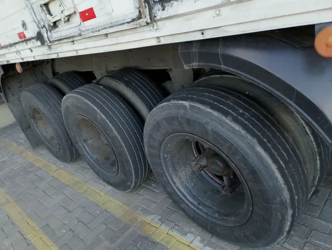Carreta baú a venda
