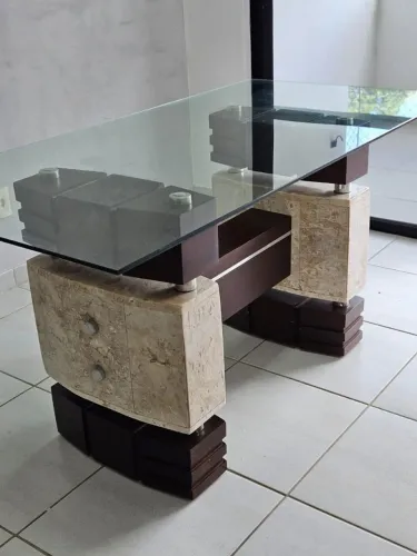 Mesa de vidro com base de mármore