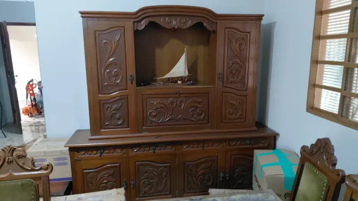 Estante de madeira maciça