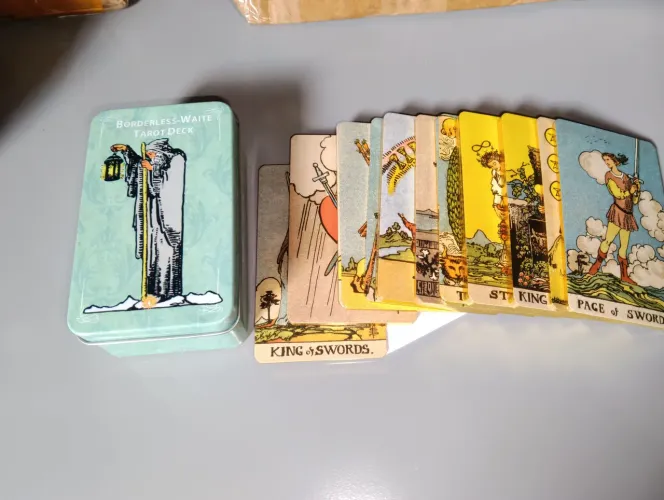 Baralho De Tarot Borderless Smith-waite (com Lata Protetora) com detalhe na lata
