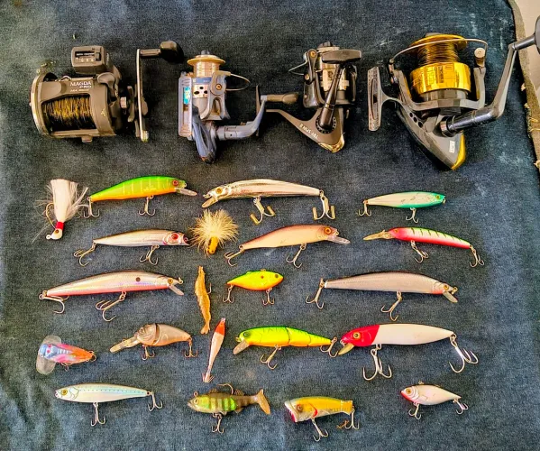 Tralha de pesca.  4 molinetes 1 carretilha 5 varas e várias isca e anzóis  etc.