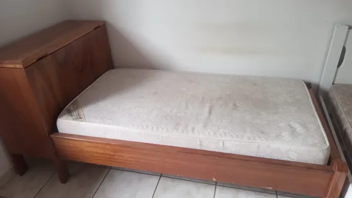 Cama solteiro com baú e colchão.Conservada
