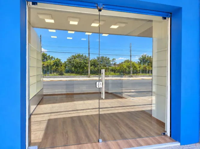 Porta de vidro para loja com estrutura - 2,55 x 2,37 m