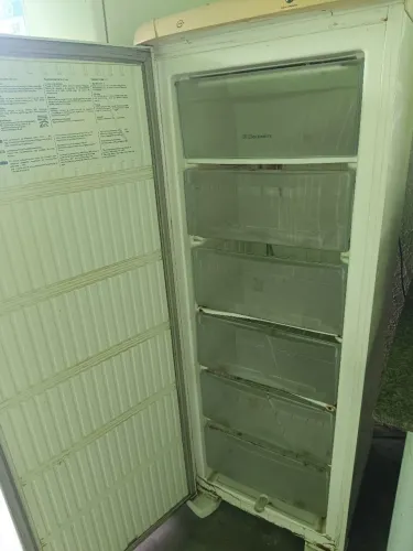 Freezer vertical funcionando perfeito