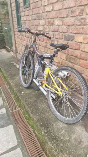 Bicicleta track aro 26 com macha sair logo 370,00 aceito troca aceito cartão