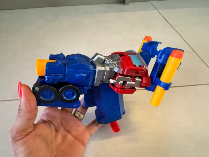 Boneco Transformes Optimus Prime que vira arma nurf 