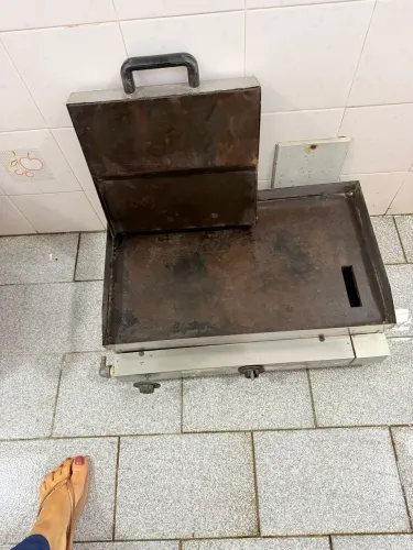 Vende-se chapa para hambúrguer e churrasco desocupar lugar 150 reais.
