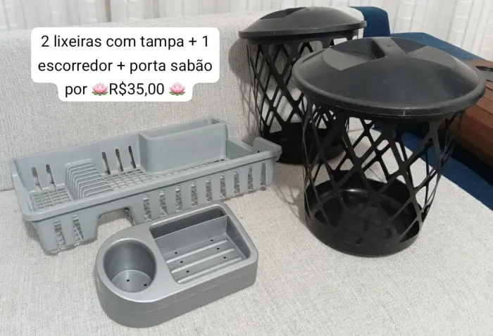 Kit com 2 cestos de lixo com tampas. 1 escorredor de pratos e 1 porta sabão, bucha e odd.