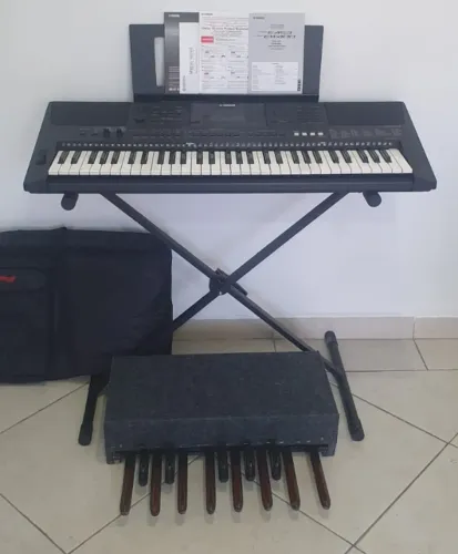 Teclado Yamaha PSR-E453 + Capa + Suporte + Pedaleira de Órgão