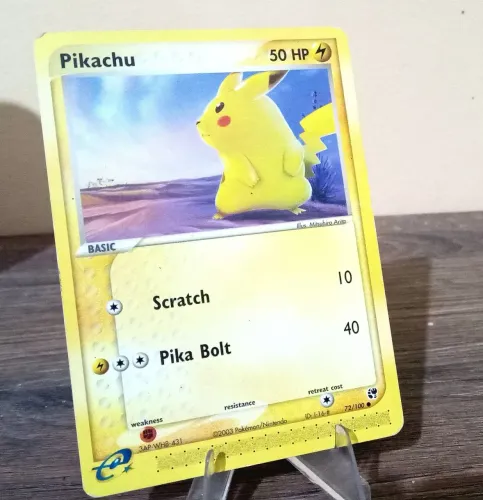 Carta Pokémon tcg do Pikachu antiga 2003 72/100 na condição D (damage)