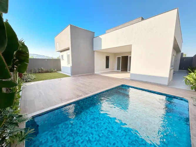 Casa térrea em condomínio fechado a 10 minutos do centro, 4 suítes, piscina, área gourmet