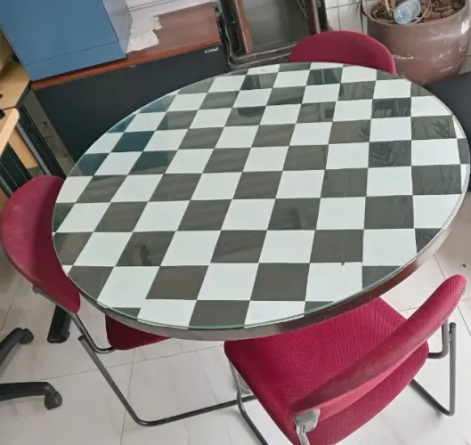 Mesa redonda em xadrez com estampa de vidro com três cadeiras com base de alumínio