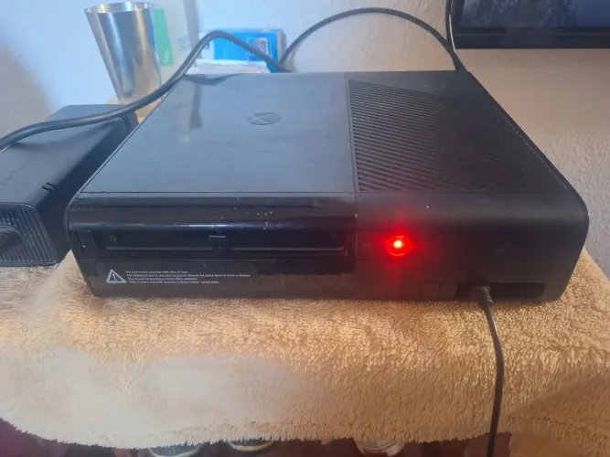 XBOX 360 E (SUPER SLIM) USADO COM LUZ VERMELHA (DEFEITO)