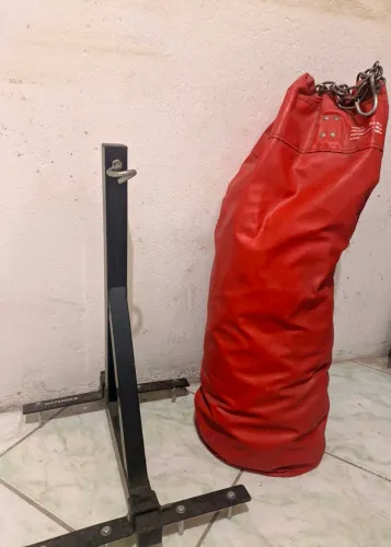 Saco de pancada 110 cm profissional com suporte 