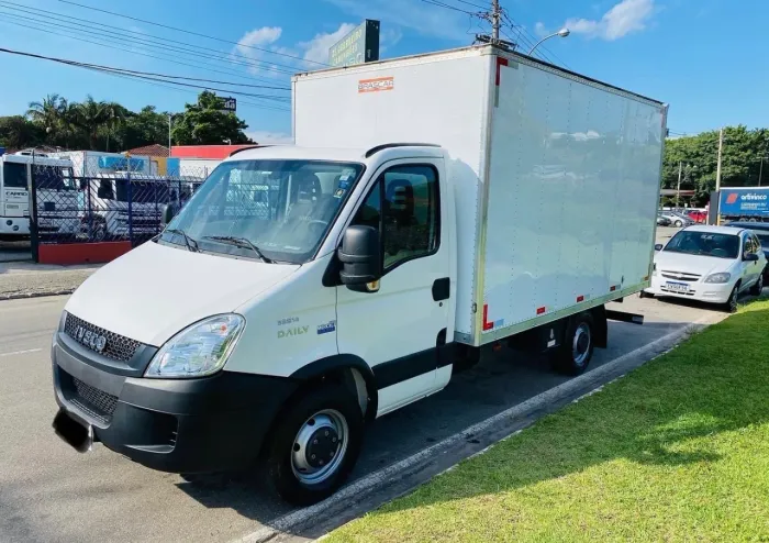 Iveco 35s14 bau seco ano 2012