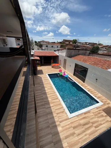 Área de lazer com piscina e salão de festa