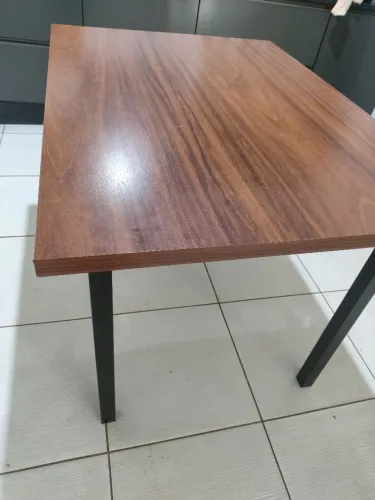 Mesa de madeira com pé de aço (estilo industrial)