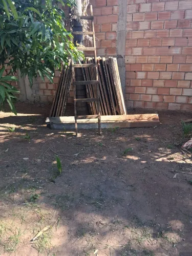 Placas de muro usado e postes