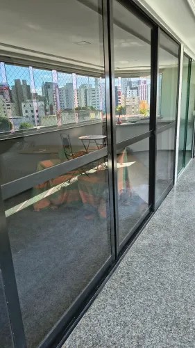 Porta de alumínio com vidro 4,55mx2,10m , "Vai completa"
