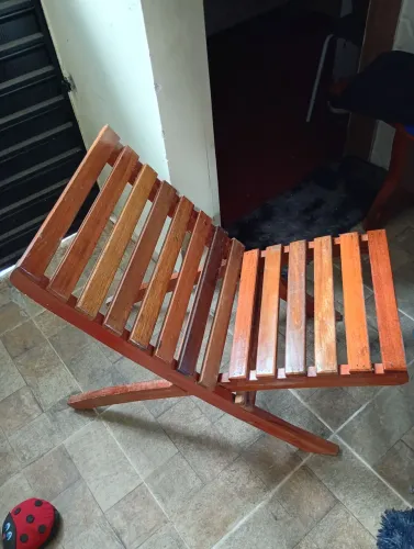 Vendo duas cadeiras de madeira desmontável semi novas para levar para praia 