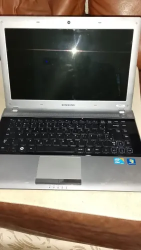 Notebook Samsung NP-RV411-AD3 com Intel Core i3-380M, 3GB, 320GB,  e Windows 7