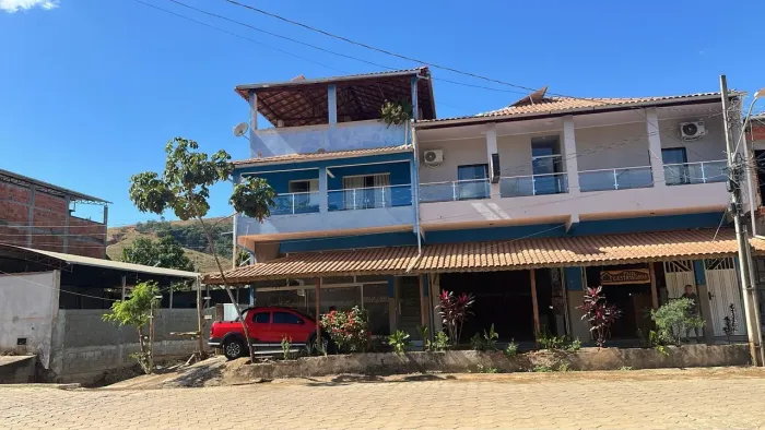 Casa com 2 quartos com uma ponto em baixo e um mine hotel com 8 quartos