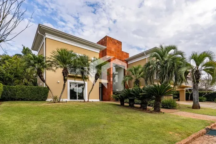 CASA À VENDA EM CONDOMÍNIO FECHADO NO GRAMADO EM CAMPINAS/SP COM 4 SUÍTES.