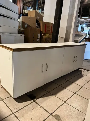 Balcão/armário 4 Portas com Rodinhas