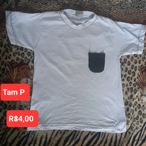 Camiseta branca com bolso P