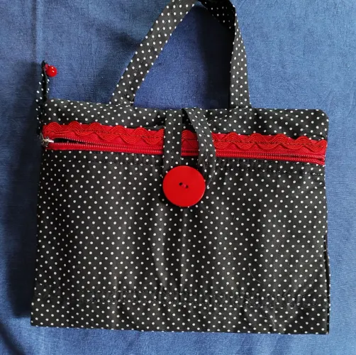 Bolsa de tecido vermelho para carregar seus livros