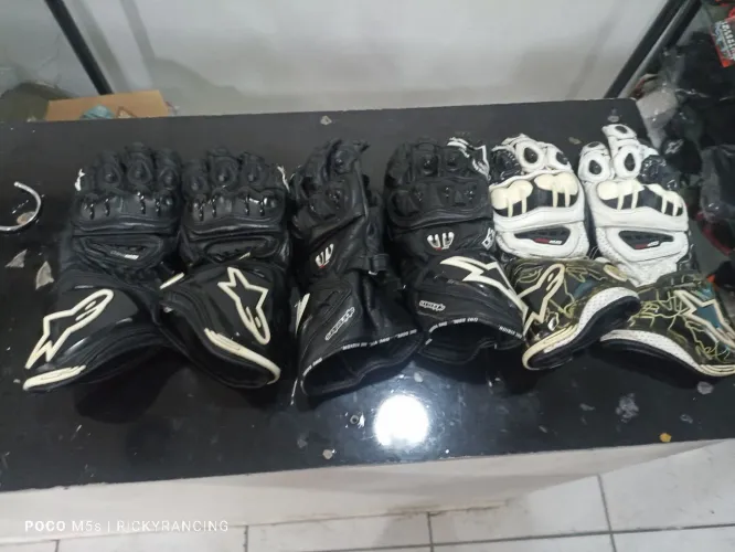 Luvas alpinestars tamanho S originais equivale a p modelo GP pro nova e semi nova 
